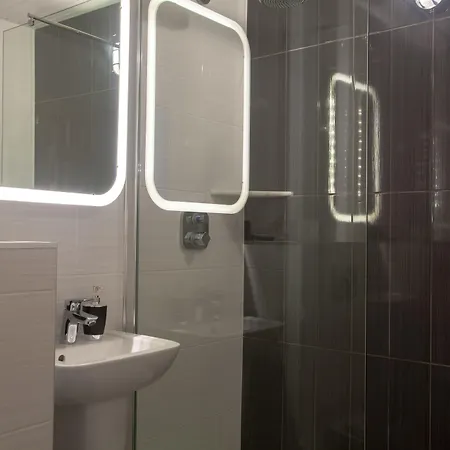 Arden House 4*